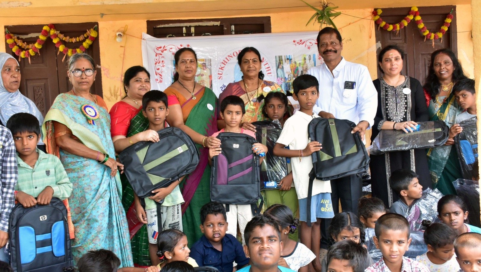  పేద విద్యార్థులకు స్కూల్ బ్యాగుల పంపిణీ