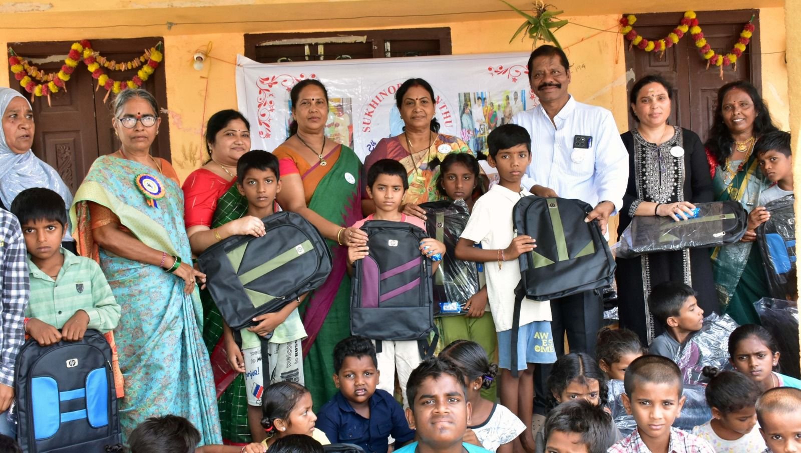 పేద విద్యార్థులకు స్కూల్ బ్యాగుల పంపిణీ
