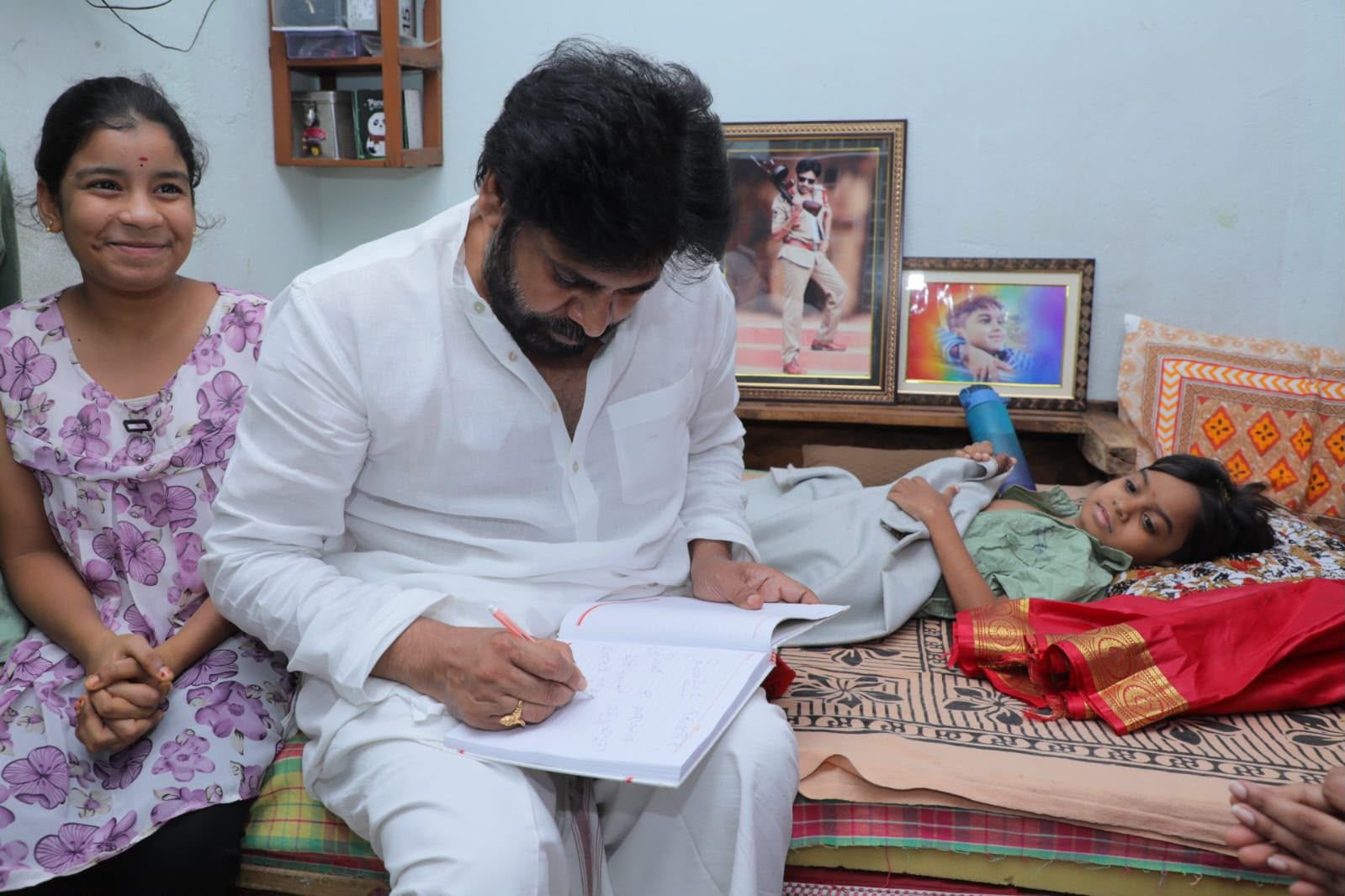 అరుదైన వ్యాధితో బాధపడుతున్న అభిమాని నిరంజన్‌ను పరామర్శించిన ఉప ముఖ్యమంత్రి పవన్ కళ్యాణ్ - Additional Image
