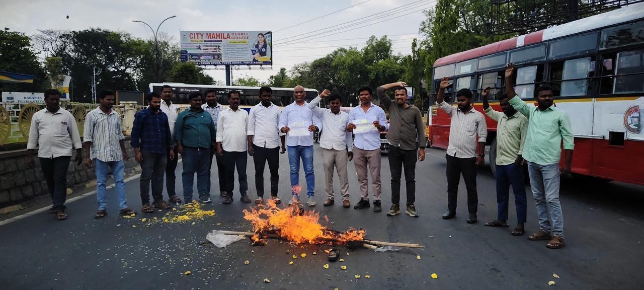 హనుమకొండలోని అంబేద్కర్ విగ్రహం వద్ద  bsp ఆందోళన,