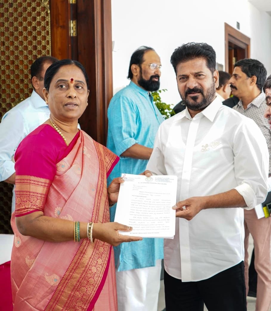 చేనేత ఉత్పత్తులను కేంద్రీకృత టెండర్ విధానం నుంచి మినహాయించాలి : సీఎం రేవంత్ రెడ్డికి మంత్రి కొండా సురేఖ వినతి