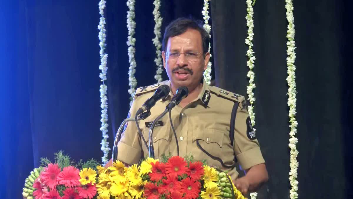 మైనర్లు డ్రైవింగ్ చేస్తూ దొరికితే స్కూల్​ పేర్లు బయటపెడతాం : విద్యాసంస్థలకు సజ్జనార్ హెచ్చరిక