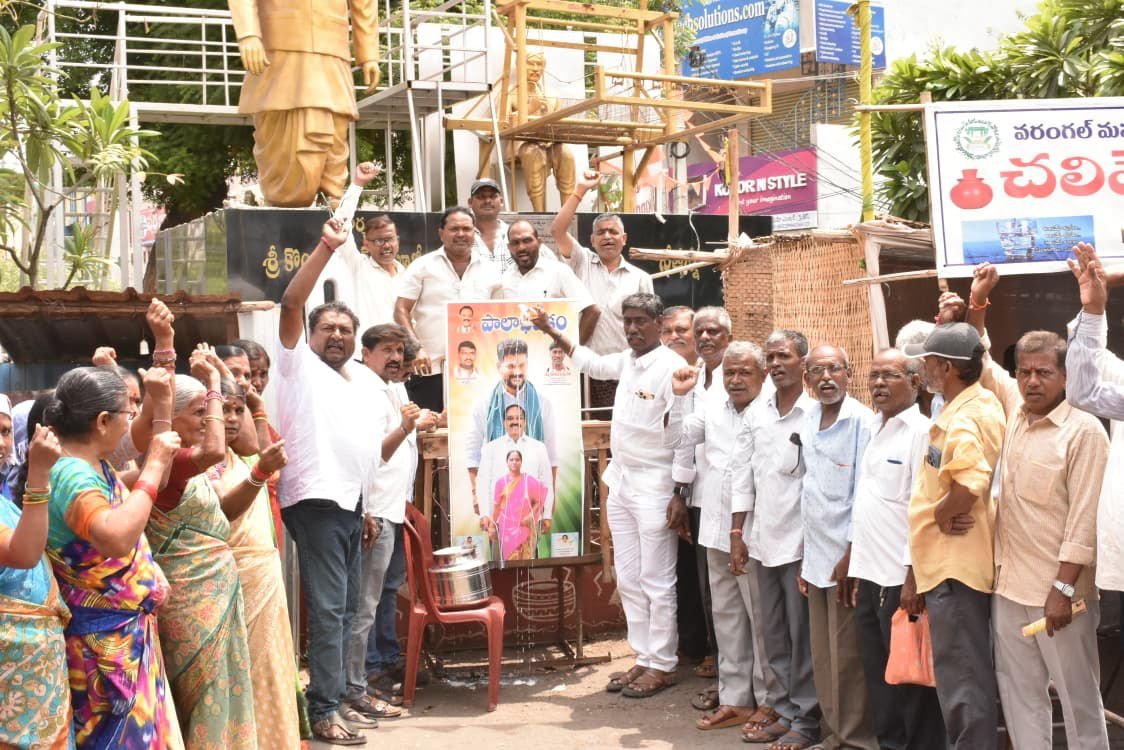 మంత్రి కొండా సురేఖ చిత్రపటానికి పాలాభిషేకం చేసిన చేనేత కార్మికులు