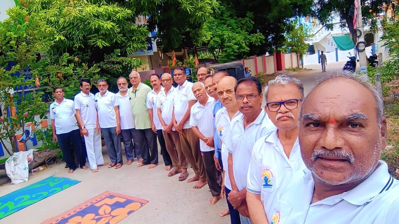 అంతర్జాతీయ యోగా దినోత్సవాన్ని ఘనంగా నిర్వహించిన టీఎన్‌జీవోస్ కాలనీ వాసులు - Additional Image