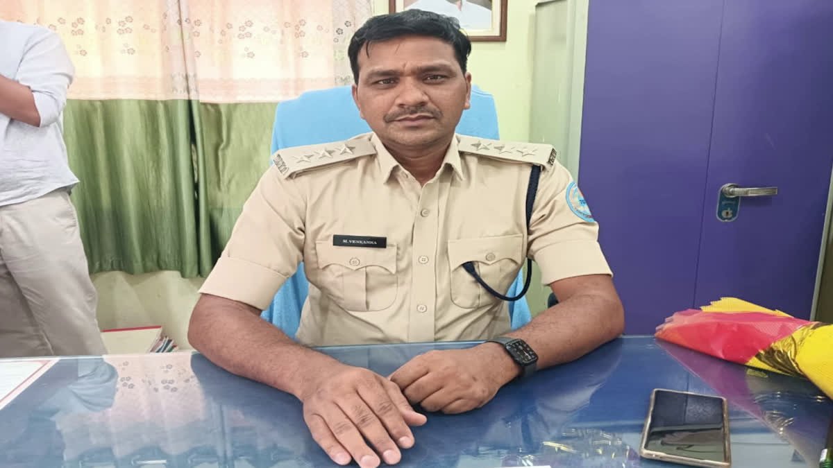 వాహనాల తనిఖీ సమయంలో దూసుకొచ్చిన లారీ - భూపాలపల్లి డీటీవో మృతి