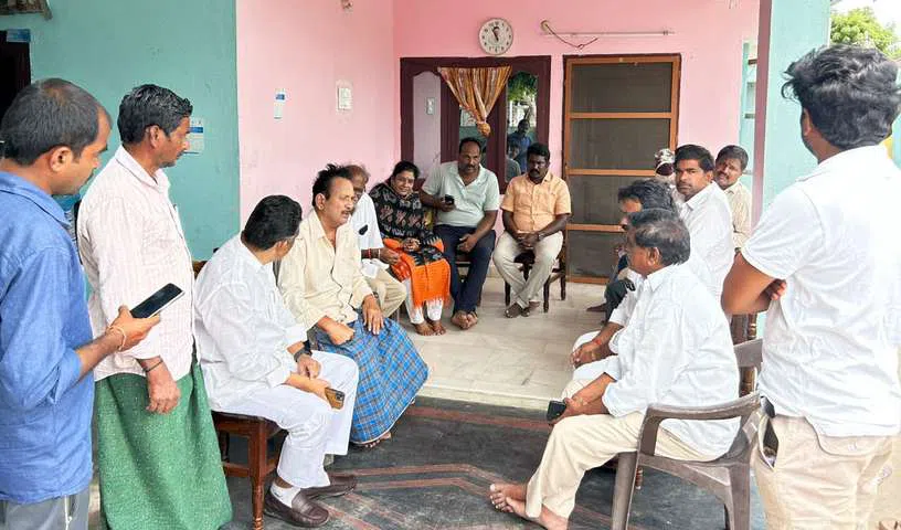 ప‌లువురికి మాజీ జడ్పీ చైర్మన్ లింగాల కమల్ రాజు పరామర్శ