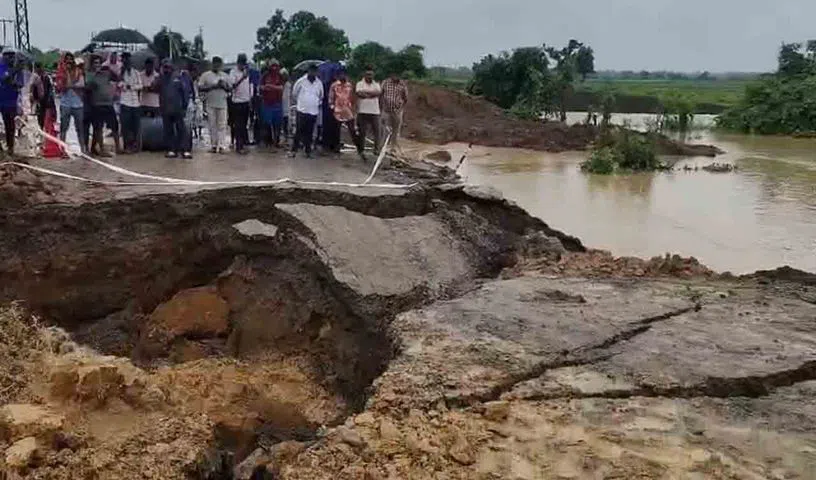  తెగిన రోడ్డు.. రెండు రాష్ట్రాలకు నిలిచిన రాకపోకలు
