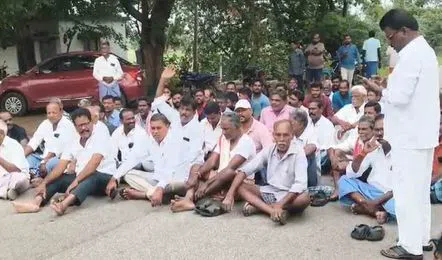 కరెంటు కోతలకు నిరసనగా రైతుల ఆందోళన : 