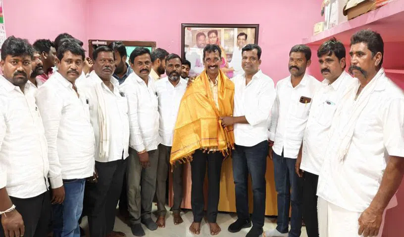 వల్లపు గంగయ్యకు మాజీ ఎమ్మెల్యే కిశోర్ కుమార్ స‌న్మానం