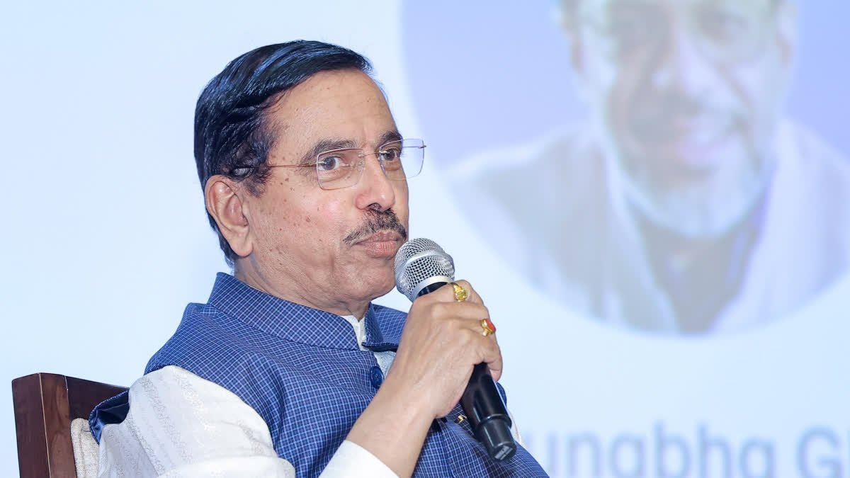 'అన్ని వివరాలు తెలుసుకున్నాకే మాట్లాడతా'- విద్యాశాఖ బాధ్యతలు స్వీకరించిన అనంతరం ప్రహ్లాద్ జోషి ముమ్మర సమీక్ష!