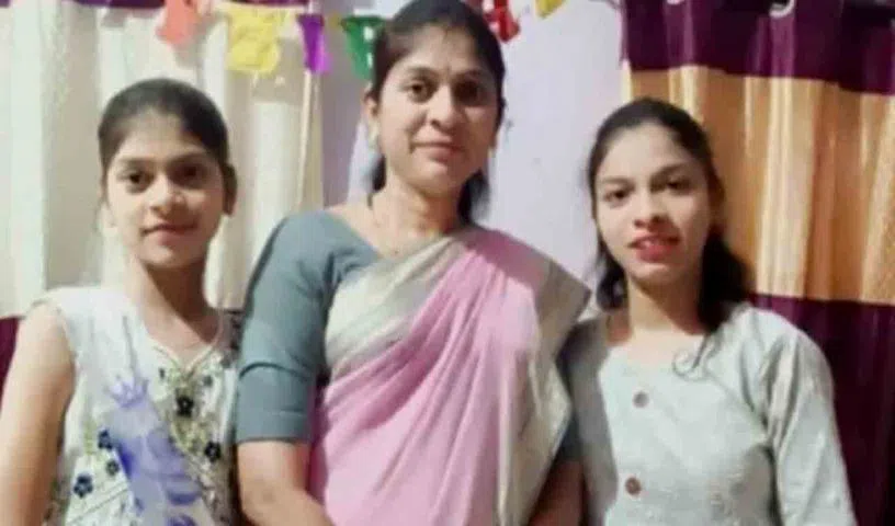 వరదల్లో కారులో కొట్టుకుపోయిన భార్య, కుమార్తెలు.. 