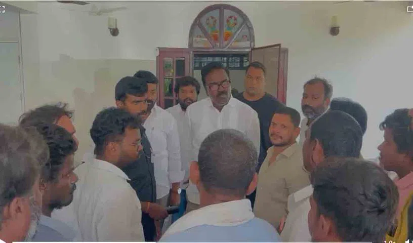 పువ్వాడ అజయ్ కుమార్‌ను కలిసిన కార్యకర్తలు, ప్రజలు..