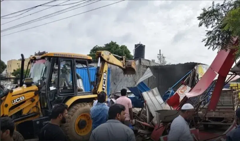గాజులరామారం సూరారంలో అక్రమ నిర్మాణాల కూల్చివేత.. 