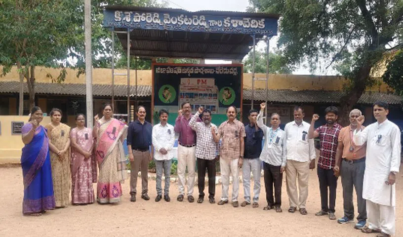 నల్ల బ్యాడ్జీలతో ఉపాధ్యాయుల నిరసన