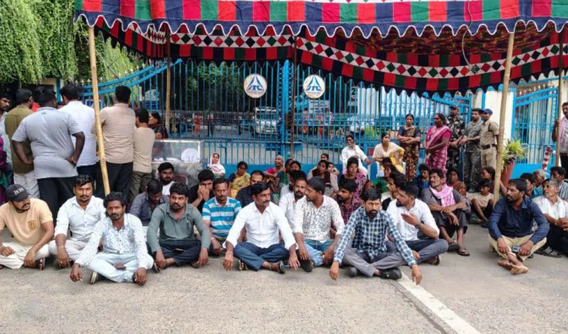 ఐటీసీ గేటు వద్ద మృతదేహంతో కుటుంబసభ్యుల ఆందోళన