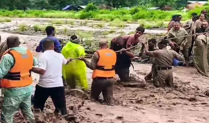 హిమాచల్‌ ప్రదేశ్‌లో వర్ష బీభత్సం..